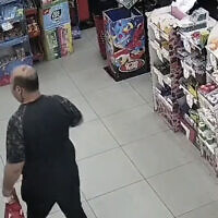 יאן שמלא מרעיל מחיות לתינוקות (צילום: צילומסך) יאן שמלא מרעיל מחיות לתינוקות (צילום: צילומסך)