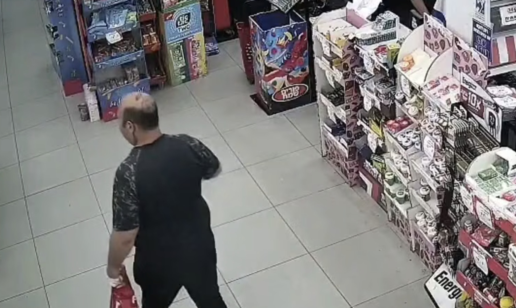 יאן שמלא מרעיל מחיות לתינוקות (צילום: צילומסך) יאן שמלא מרעיל מחיות לתינוקות (צילום: צילומסך)