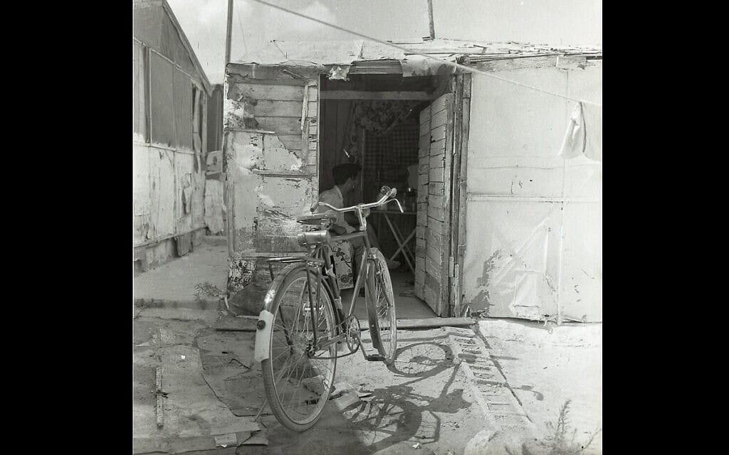 בית ליד, מגורי חירום, 1948-1967 (צילום: בוריס כרמי /אוסף מיתר / הספרייה הלאומית / האוסף הלאומי לתצלומים על שם משפחת פריצקר, ויקיפדיה) בית ליד, מגורי חירום, 1948-1967 (צילום: בוריס כרמי /אוסף מיתר / הספרייה הלאומית / האוסף הלאומי לתצלומים על שם משפחת פריצקר, ויקיפדיה)