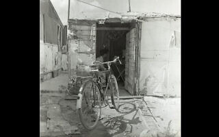 בית ליד, מגורי חירום, 1948-1967 (צילום: בוריס כרמי /אוסף מיתר / הספרייה הלאומית / האוסף הלאומי לתצלומים על שם משפחת פריצקר, ויקיפדיה) בית ליד, מגורי חירום, 1948-1967 (צילום: בוריס כרמי /אוסף מיתר / הספרייה הלאומית / האוסף הלאומי לתצלומים על שם משפחת פריצקר, ויקיפדיה)