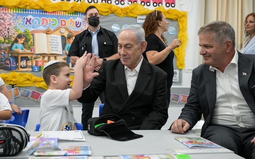 ראש הממשלה בנימין נתניהו במפגש עם ילדים ביום הראשון ללימודים ברמלה. 1 בספטמבר 2026 (צילום: מעיין טואף/ לע״מ) ראש הממשלה בנימין נתניהו במפגש עם ילדים ביום הראשון ללימודים ברמלה. 1 בספטמבר 2026 (צילום: מעיין טואף/ לע״מ)