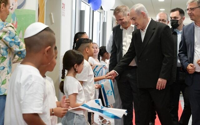 ראש הממשלה בנימין נתניהו במפגש עם ילדים ביום הראשון ללימודים ברמלה. 1 בספטמבר 2026 (צילום: מעיין טואף/ לע ראש הממשלה בנימין נתניהו במפגש עם ילדים ביום הראשון ללימודים ברמלה. 1 בספטמבר 2026 (צילום: מעיין טואף/ לע