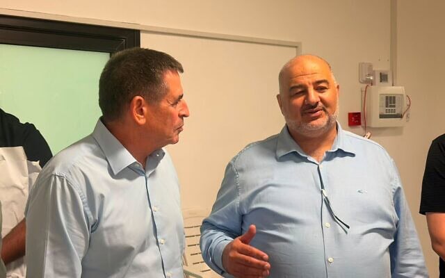 יואב סגלוביץ ומנסור עבאס קיימו פגישת עבודה ראשונה במטה רע"מ, 6 בספטמבר 2026 (צילום: דוברות המפלגה) יואב סגלוביץ ומנסור עבאס קיימו פגישת עבודה ראשונה במטה רע"מ, 6 בספטמבר 2026 (צילום: דוברות המפלגה)
