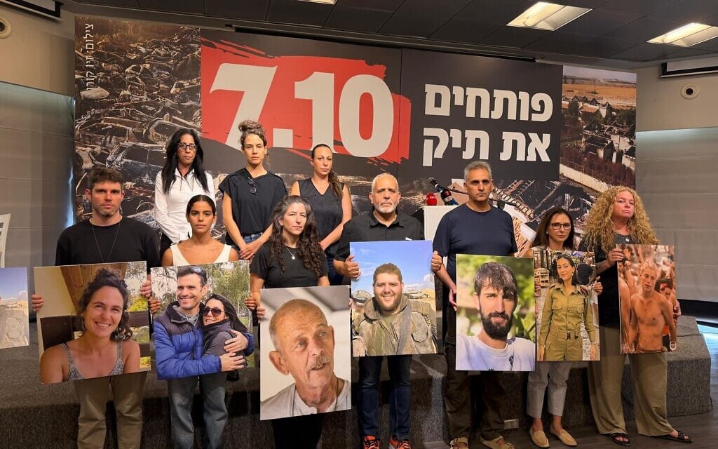 משפחות נרצחי וחטופי השבעה באוקטובר הכריזו על פתיחת "תיק 7.10" ודורשות תשובות, 15 בספטמבר 2026 (צילום: משפחות ה-7 באוקטובר) משפחות נרצחי וחטופי השבעה באוקטובר הכריזו על פתיחת "תיק 7.10" ודורשות תשובות, 15 בספטמבר 2026 (צילום: משפחות ה-7 באוקטובר)