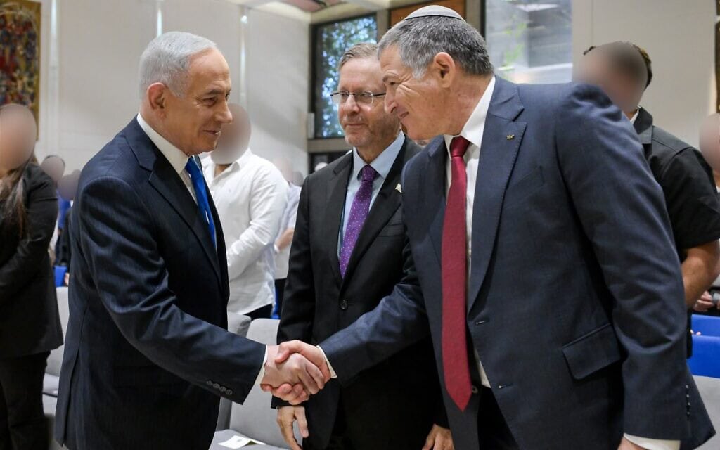 ראש הממשלה בנימין נתניהו לוחץ את ידו של ראש שב״כ בצלאל זיני לצד נשיא המדינה יצחק הרצוג בטקס לכבוד מצטייני שב״כ. 17 בספטמבר 2026 (צילום: מעיין טואף/לע״מ) ראש הממשלה בנימין נתניהו לוחץ את ידו של ראש שב״כ בצלאל זיני לצד נשיא המדינה יצחק הרצוג בטקס לכבוד מצטייני שב״כ. 17 בספטמבר 2026 (צילום: מעיין טואף/לע״מ)