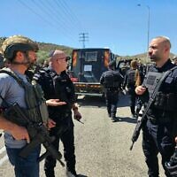 ראש המועצה האזורית מטה בנימין ויו"ר מועצת יש"ע, ישראל גנץ, בזירת הפיגוע סמוך להתנחלות נווה צוף. 20 בספטמבר 2026 (צילום: דוברות המועצה האזורית בנימין) ראש המועצה האזורית מטה בנימין ויו"ר מועצת יש"ע, ישראל גנץ, בזירת הפיגוע סמוך להתנחלות נווה צוף. 20 בספטמבר 2026 (צילום: דוברות המועצה האזורית בנימין)