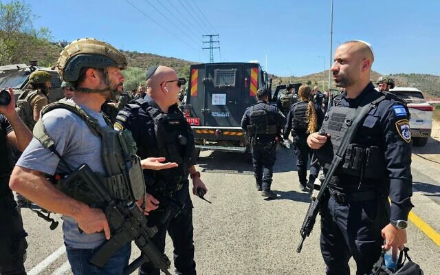 ראש המועצה האזורית מטה בנימין ויו"ר מועצת יש"ע, ישראל גנץ, בזירת הפיגוע סמוך להתנחלות נווה צוף. 20 בספטמבר 2026 (צילום: דוברות המועצה האזורית בנימין) ראש המועצה האזורית מטה בנימין ויו"ר מועצת יש"ע, ישראל גנץ, בזירת הפיגוע סמוך להתנחלות נווה צוף. 20 בספטמבר 2026 (צילום: דוברות המועצה האזורית בנימין)