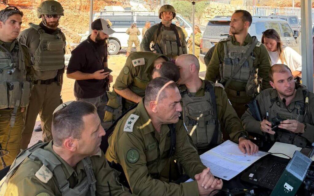 הרמטכ"ל, רב־אלוף אייל זמיר, וקצינים בכירים בחפ"ק סמוך לזירת פיגוע הירי הקטלני בגדה, 20 בספטמבר 2026 (צילום: דובר צה״ל) הרמטכ"ל, רב־אלוף אייל זמיר, וקצינים בכירים בחפ"ק סמוך לזירת פיגוע הירי הקטלני בגדה, 20 בספטמבר 2026 (צילום: דובר צה״ל)