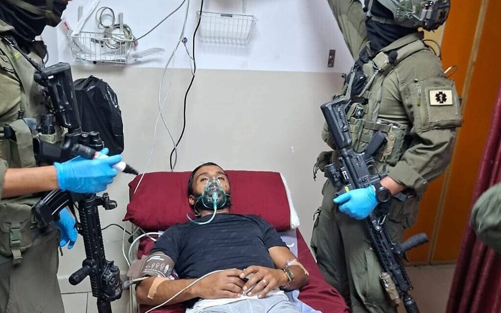 לוחמי יחידת דובדבן עוצרים בבית חולים סמוך לרמאללה את המחבל הפלסטיני שרצח ישראלי בפיגוע, 20 בספטמבר 2026