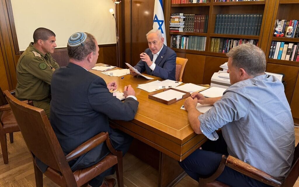 ראש הממשלה בנימין נתניהו בשעה שלדברי לשכתו הוא נערך לקראת נאומו בעצרת האו"ם; דוברות ראש הממשלה הפיצה את התמונה ב־23 בספטמבר 2026 (צילום: דוברות ראש הממשלה) ראש הממשלה בנימין נתניהו בשעה שלדברי לשכתו הוא נערך לקראת נאומו בעצרת האו"ם; דוברות ראש הממשלה הפיצה את התמונה ב־23 בספטמבר 2026 (צילום: דוברות ראש הממשלה)