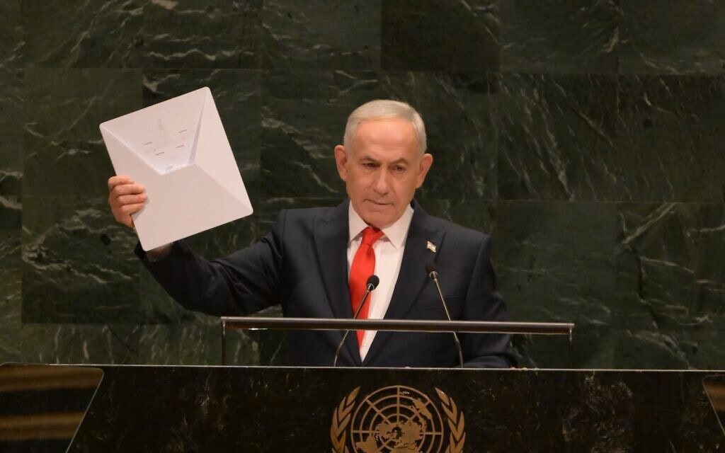 ראש הממשלה בנימין נתניהו עם מכשיר הסטארלינק באו"ם. 24 בספטמבר 2026 (צילום: אבי אוחיון, לע״מ) ראש הממשלה בנימין נתניהו עם מכשיר הסטארלינק באו"ם. 24 בספטמבר 2026 (צילום: אבי אוחיון, לע״מ)