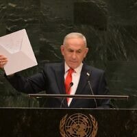 ראש הממשלה בנימין נתניהו עם מכשיר הסטארלינק באו"ם. 24 בספטמבר 2026