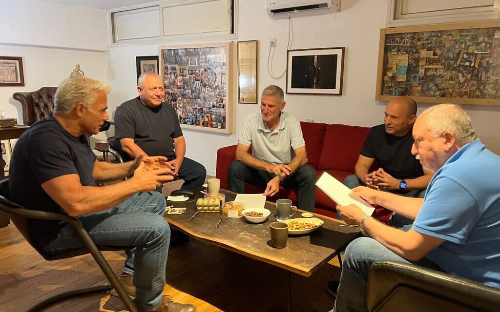 ראשי מפלגות גוש השינוי בביתו של יאיר לפיד בתל אביב. מימין: אביגדור ליברמן, נפתלי בנט, יאיר גולן, גדי איזנקוט ויאיר לפיד. 26 בספטמבר 2026 (צילום: ליהיא לפיד)