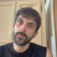 יובל אברהם, אחד משני במאי הסרט נז״א (נזק אגבי) שזכה אמש בפרס חבר השופטים בפסטיבל הסרטים הבינלאומי בוונציה, בהתייחסות לזכייה, 13 בספטמבר 2026 יובל אברהם, אחד משני במאי הסרט נז״א (נזק אגבי) שזכה אמש בפרס חבר השופטים בפסטיבל הסרטים הבינלאומי בוונציה, בהתייחסות לזכייה, 13 בספטמבר 2026