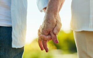 אהבה בגיל מבוגר, אילוסטרציה (צילום: PeopleImages / iStock) אהבה בגיל מבוגר, אילוסטרציה (צילום: PeopleImages / iStock)