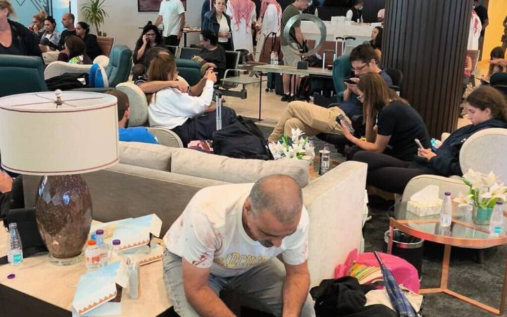 נוסעים, רובם ישראלים, ממטוס פליידובאי נראים בתוך טרמינל נמל התעופה תבוכ בערב הסעודית, לאחר ניסיון לכאורה של טייס המשנה להתרסק עם המטוס, 30 בספטמבר 2026 (צילום: רשתות חברתיות; בשימוש בהתאם לסעיף 27א' לחוק זכויות יוצרים) נוסעים, רובם ישראלים, ממטוס פליידובאי נראים בתוך טרמינל נמל התעופה תבוכ בערב הסעודית, לאחר ניסיון לכאורה של טייס המשנה להתרסק עם המטוס, 30 בספטמבר 2026 (צילום: רשתות חברתיות; בשימוש בהתאם לסעיף 27א' לחוק זכויות יוצרים)