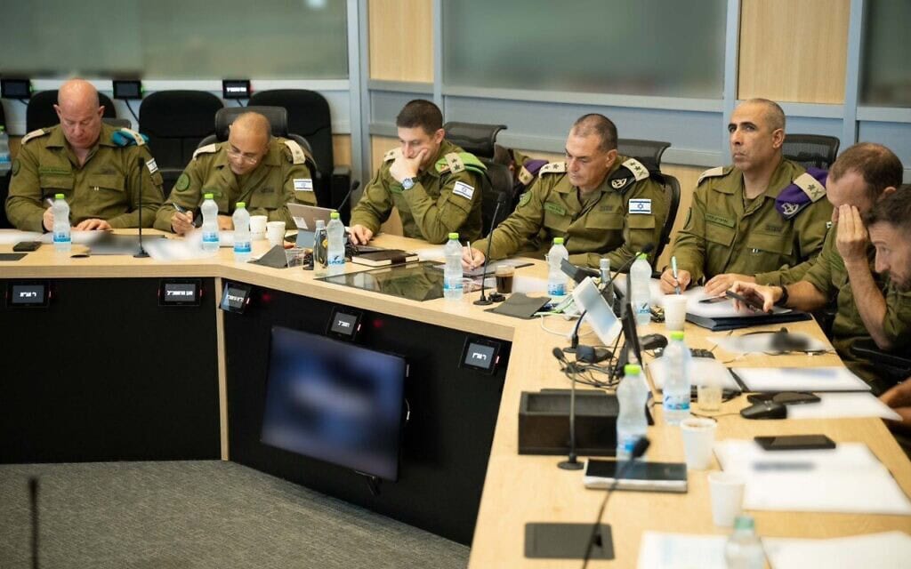 הרמטכ"ל רב-אלוף אייל זמיר בהערכת מצב לקראת החגים, 6 בספטמבר 2026 (צילום: דובר צה"ל) הרמטכ"ל רב-אלוף אייל זמיר בהערכת מצב לקראת החגים, 6 בספטמבר 2026 (צילום: דובר צה"ל)