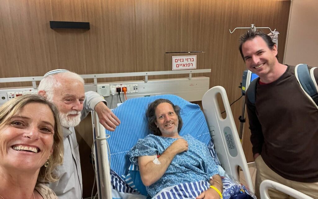 צבי רוזנברג לאחר תרומת הכליה. משמאל אחותו עליזה ואביו. (צילום: באדיבות המרואיין) צבי רוזנברג לאחר תרומת הכליה. משמאל אחותו עליזה ואביו. (צילום: באדיבות המרואיין)