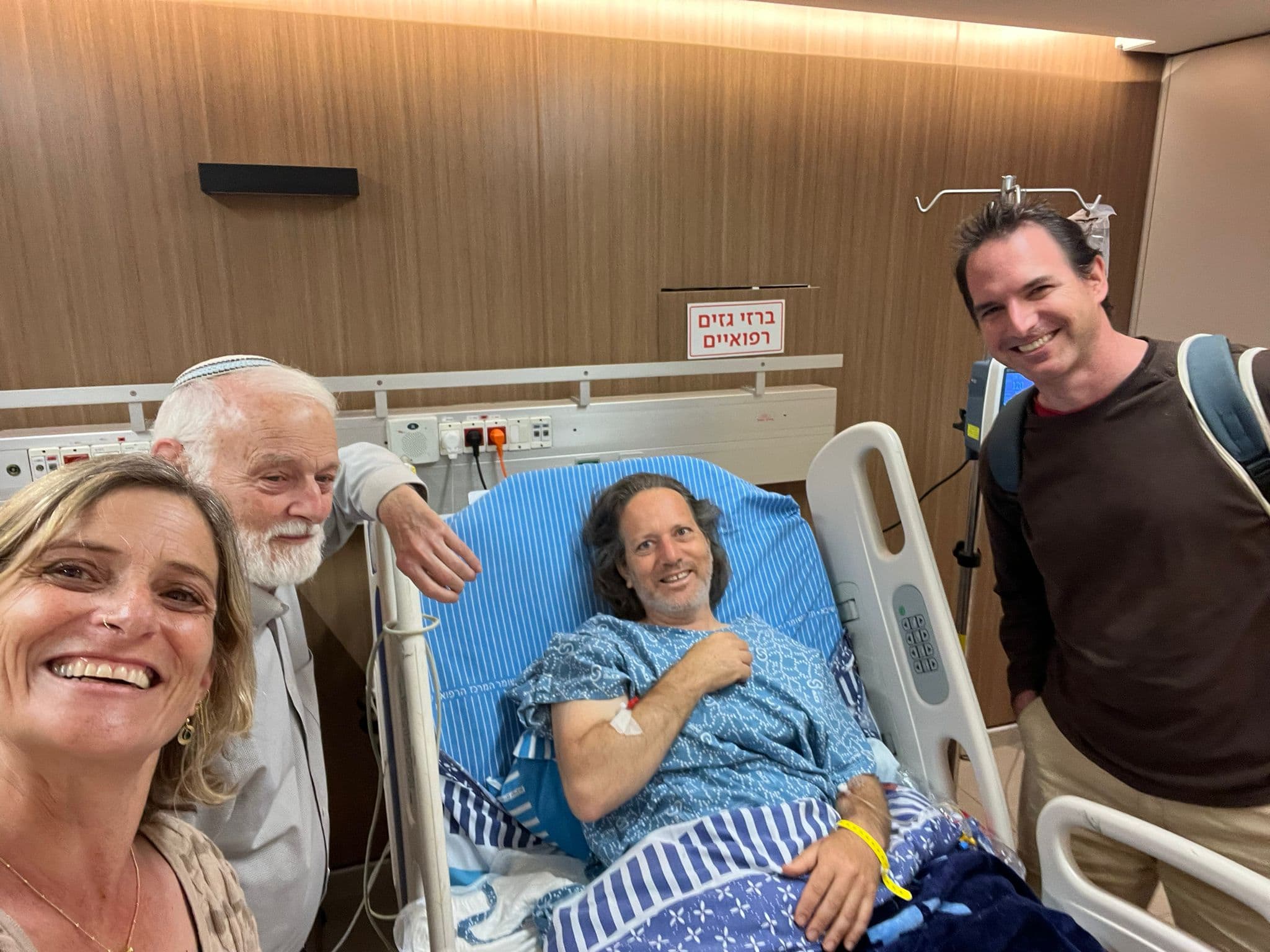 צבי רוזנברג לאחר תרומת הכליה. משמאל אחותו עליזה ואביו. (צילום: באדיבות המרואיין) צבי רוזנברג לאחר תרומת הכליה. משמאל אחותו עליזה ואביו. (צילום: באדיבות המרואיין)