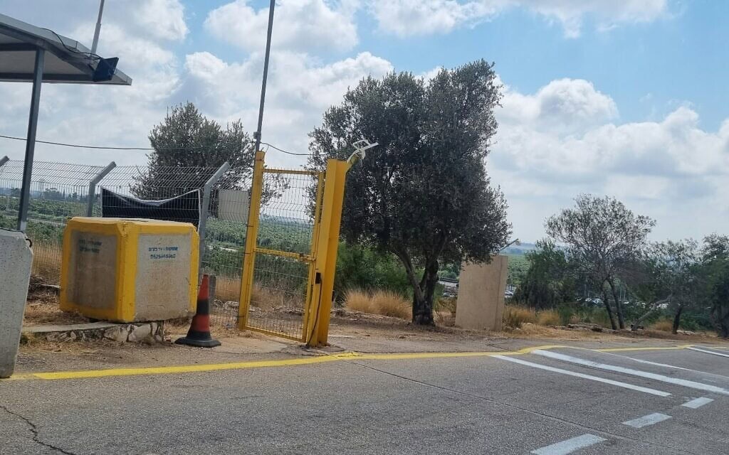 שער פתוח בפתח קיבוץ קרוב לגבול הצפון (צילום: תני גולדשטיין) שער פתוח בפתח קיבוץ קרוב לגבול הצפון (צילום: תני גולדשטיין)
