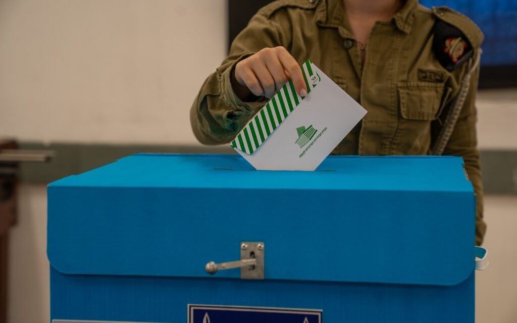 חייל מצביע בבחירות. 27 באוקטובר 2026 (צילום: דובר צה״ל) חייל מצביע בבחירות. 27 באוקטובר 2026 (צילום: דובר צה״ל)