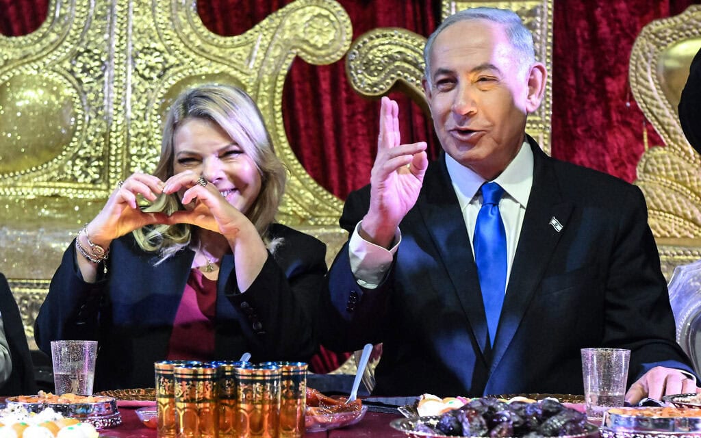 ראש הממשלה בנימין נתניהו ורעייתו שרה בחגיגות המימונה, חדרה. 12 באפריל 2023 (צילום: רמי שלוש/פול) ראש הממשלה בנימין נתניהו ורעייתו שרה בחגיגות המימונה, חדרה. 12 באפריל 2023 (צילום: רמי שלוש/פול)