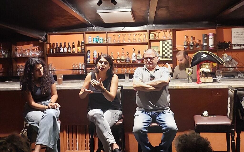 ח"כ עופר כסיף ואורלי נוי בחוג בית של הרשימה המשותפת בפאב "בירתנו" במרכז העיר ירושלים, 22 בספטמבר 2026 (צילום: עומר שרביט) ח"כ עופר כסיף ואורלי נוי בחוג בית של הרשימה המשותפת בפאב "בירתנו" במרכז העיר ירושלים, 22 בספטמבר 2026 (צילום: עומר שרביט)