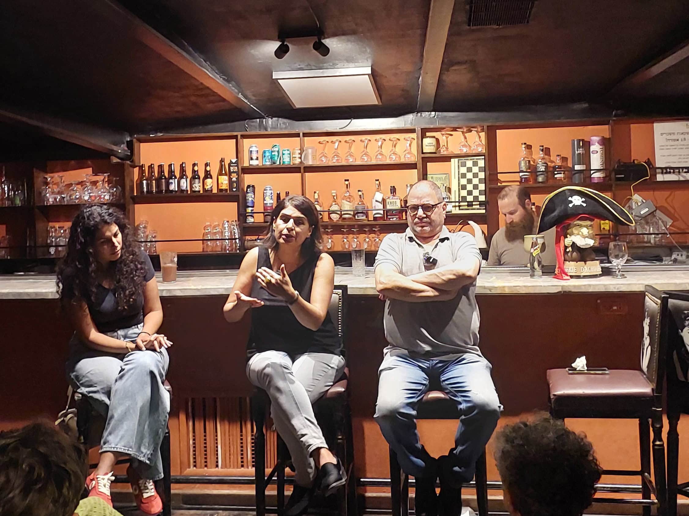 ח"כ עופר כסיף ואורלי נוי בחוג בית של הרשימה המשותפת בפאב "בירתנו" במרכז העיר ירושלים, 22 בספטמבר 2026 (צילום: עומר שרביט) ח"כ עופר כסיף ואורלי נוי בחוג בית של הרשימה המשותפת בפאב "בירתנו" במרכז העיר ירושלים, 22 בספטמבר 2026 (צילום: עומר שרביט)