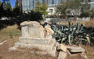 מצבה מנותצת בבית הקברות ממילא וברקע מוזיאון הסובלנות, אוקטובר 2026 (צילום: אורי ארליך) מצבה מנותצת בבית הקברות ממילא וברקע מוזיאון הסובלנות, אוקטובר 2026 (צילום: אורי ארליך)