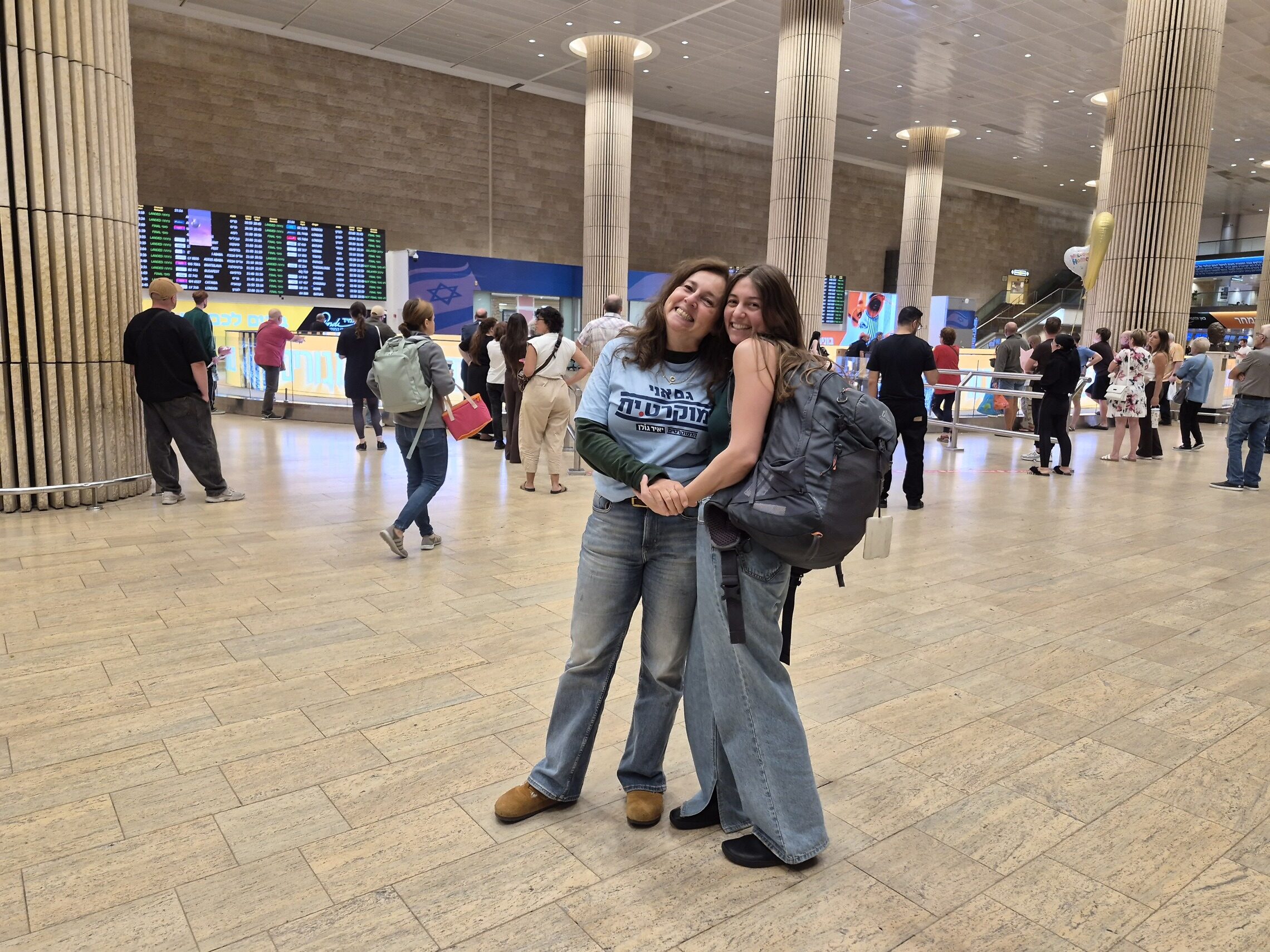 גל וגייל עציון בנתב"ג. 22 באוקטובר 2026 (צילום: עומר שרביט) גל וגייל עציון בנתב"ג. 22 באוקטובר 2026 (צילום: עומר שרביט)