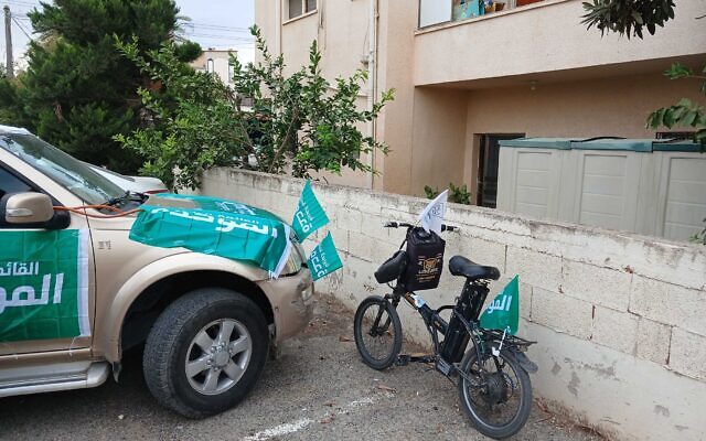 אופניים ומכונית עם דגלים של רע"ם ושל הרשימה המשותפת בקלנסווה, 27 באוקטובר 2026 (צילום: נעם להמן) אופניים ומכונית עם דגלים של רע"ם ושל הרשימה המשותפת בקלנסווה, 27 באוקטובר 2026 (צילום: נעם להמן)