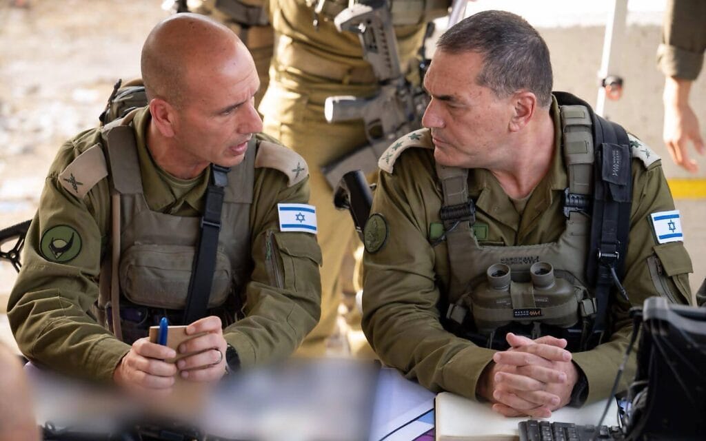 הרמטכ״ל רא״ל אייל זמיר בזירת פיגוע ליד חברון. 23 באוקטובר 2026 (צילום: דובר צה״ל) הרמטכ״ל רא״ל אייל זמיר בזירת פיגוע ליד חברון. 23 באוקטובר 2026 (צילום: דובר צה״ל)