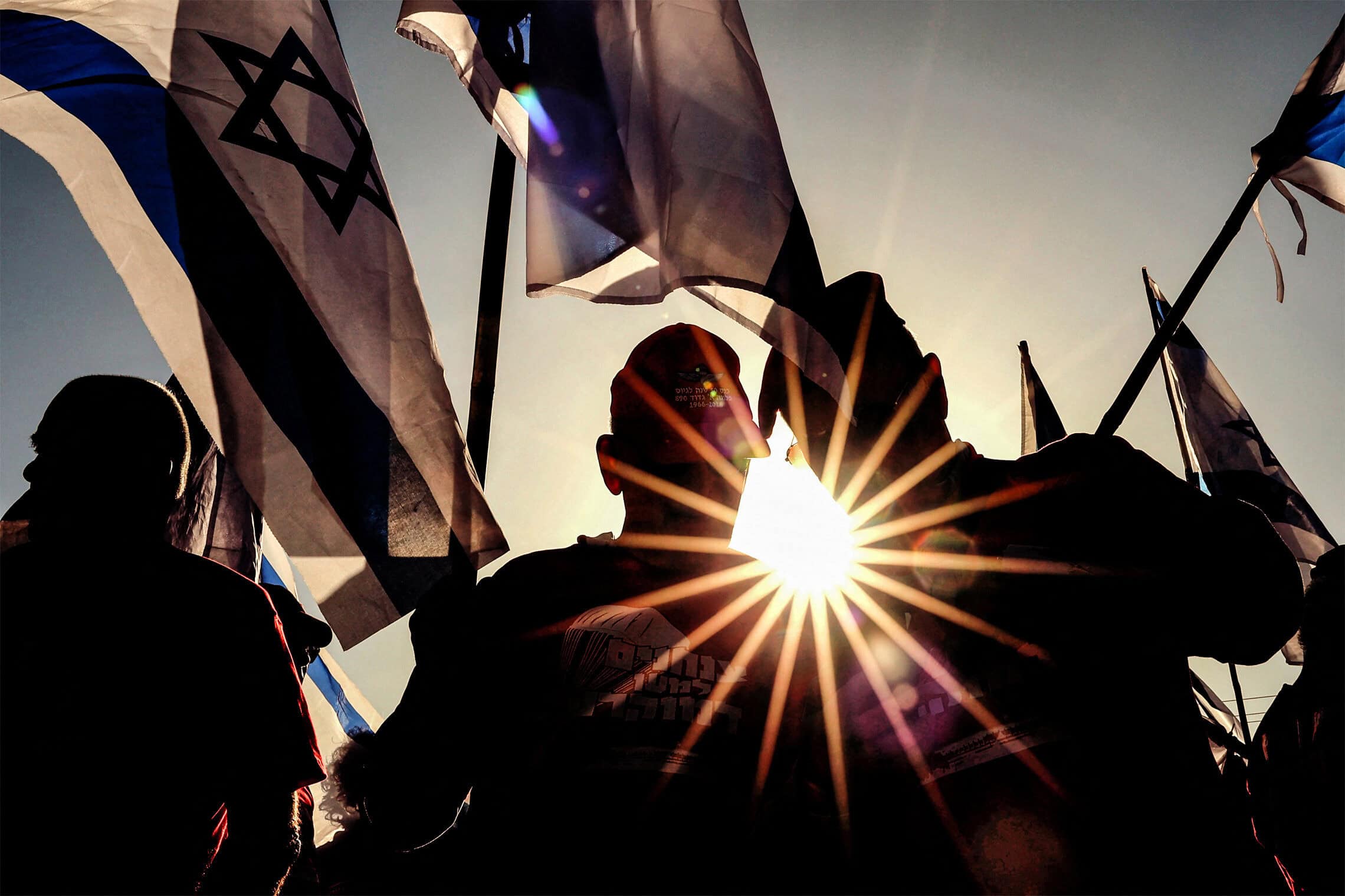 יוצאי צבא מניפים את דגלי ישראל במהלך הפגנה נגד חקיקת המהפכה המשפטית של הממשלה, לצד כביש מהיר סמוך לנתניה. 28 במרץ 2023 (צילום: JACK GUEZ / AFP) יוצאי צבא מניפים את דגלי ישראל במהלך הפגנה נגד חקיקת המהפכה המשפטית של הממשלה, לצד כביש מהיר סמוך לנתניה. 28 במרץ 2023 (צילום: JACK GUEZ / AFP)