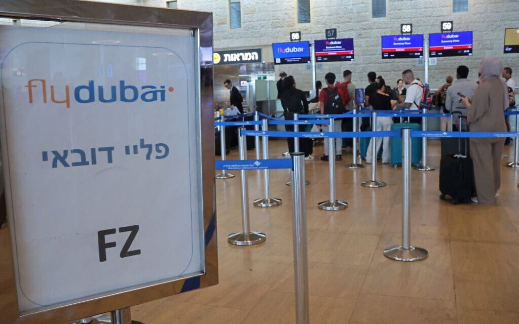 נוסעים ממתינים בתור בדלפקי פליי דובאי בנמל התעופה בן גוריון ליד תל אביב. 30 בספטמבר 2026 (צילום: Jack GUEZ / AFP) נוסעים ממתינים בתור בדלפקי פליי דובאי בנמל התעופה בן גוריון ליד תל אביב. 30 בספטמבר 2026 (צילום: Jack GUEZ / AFP)