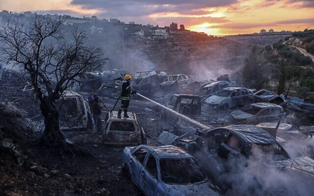 לוחם אש מההגנה האזרחית הפלסטינית מכבה שרפה שכילתה מכוניות ועצי זית במגרש גרוטאות, בעקבות מתקפה שבוצעה לכאורה בידי מתנחלים ישראלים בכפר עין יברוד, מצפון-מזרח לרמאללה שבגדה המערבית. 4 באוקטובר 2026 (צילום: Zain JAAFAR / AFP) לוחם אש מההגנה האזרחית הפלסטינית מכבה שרפה שכילתה מכוניות ועצי זית במגרש גרוטאות, בעקבות מתקפה שבוצעה לכאורה בידי מתנחלים ישראלים בכפר עין יברוד, מצפון-מזרח לרמאללה שבגדה המערבית. 4 באוקטובר 2026 (צילום: Zain JAAFAR / AFP)