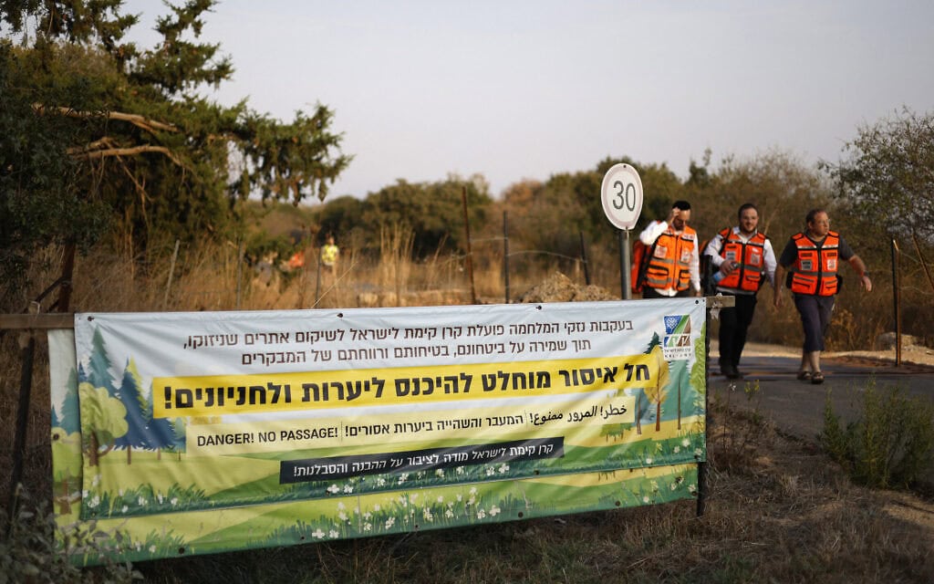 שלט של קרן קיימת לישראל בקרבת הזירה שבה התחולל פיצוץ קטלני של נפל תחמושת, סמוך לגבול עם לבנון, 12 באוקטובר 2026 (צילום: Jalaa MAREY / AFP) שלט של קרן קיימת לישראל בקרבת הזירה שבה התחולל פיצוץ קטלני של נפל תחמושת, סמוך לגבול עם לבנון, 12 באוקטובר 2026 (צילום: Jalaa MAREY / AFP)