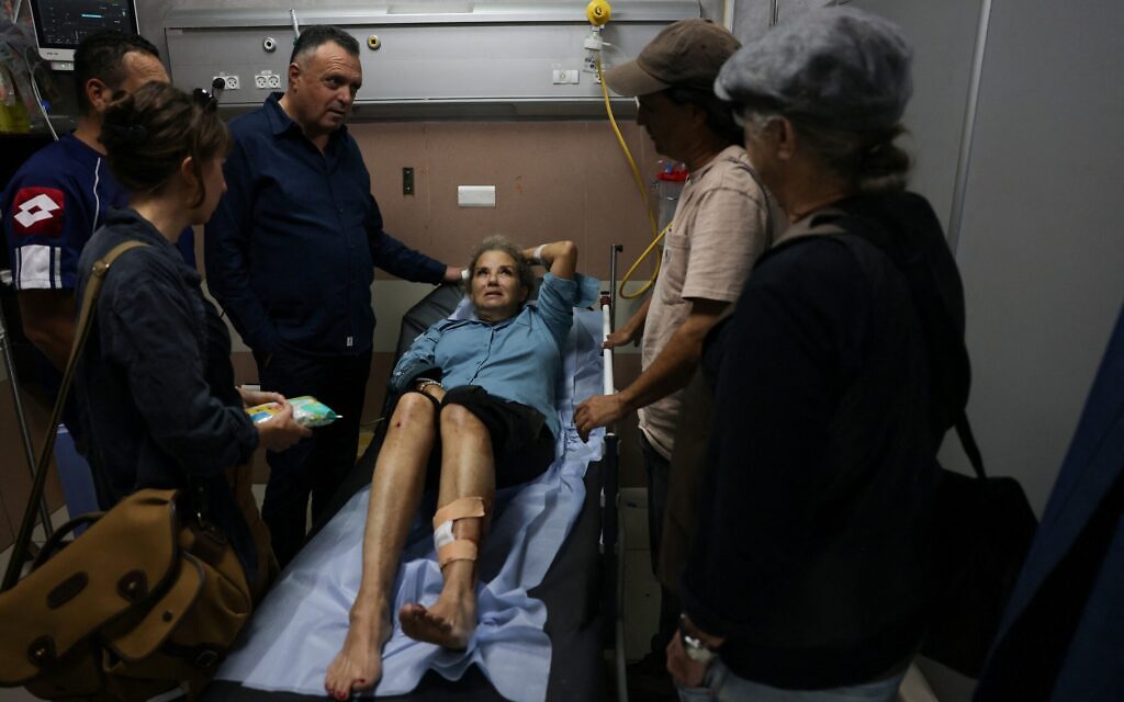 צלמת העיתונות האמריקאית היידי לוין שוכבת על אלונקה בחדר המיון של בית החולים הממשלתי ברמאללה, ומקבלת טיפול לאחר שהותקפה בידי מתנחלים בעת שצילמה חקלאים פלסטינים במסיק זיתים בכפר הפלסטיני אבו פלאח. 16 באוקטובר 2026 (צילום: AHMAD GHARABLI / AFP) צלמת העיתונות האמריקאית היידי לוין שוכבת על אלונקה בחדר המיון של בית החולים הממשלתי ברמאללה, ומקבלת טיפול לאחר שהותקפה בידי מתנחלים בעת שצילמה חקלאים פלסטינים במסיק זיתים בכפר הפלסטיני אבו פלאח. 16 באוקטובר 2026 (צילום: AHMAD GHARABLI / AFP)