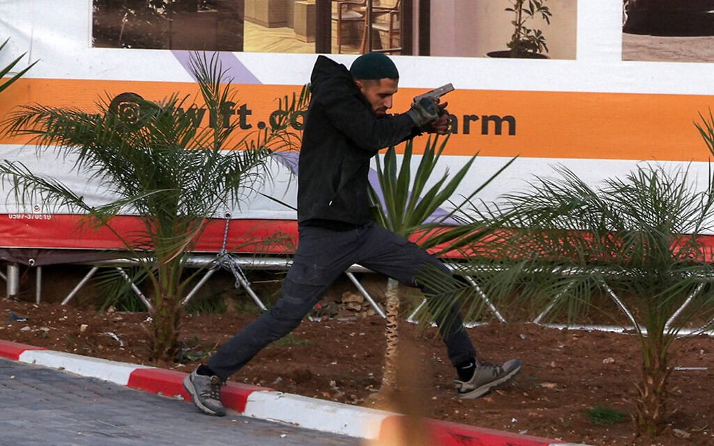 אחד משני המחבלים הפלסטינים במהלך חילופי האש עם כוחות צה"ל באזור חברון, 23 באוקטובר 2026 (צילום: HAZEM BADER / AFP) אחד משני המחבלים הפלסטינים במהלך חילופי האש עם כוחות צה"ל באזור חברון, 23 באוקטובר 2026 (צילום: HAZEM BADER / AFP)