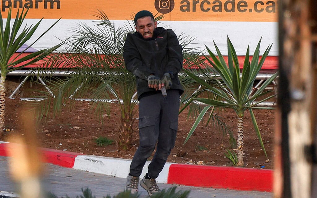 אחד משני המחבלים הפלסטינים במהלך חילופי האש עם כוחות צה"ל באזור חברון, 23 באוקטובר 2026 (צילום: HAZEM BADER / AFP)