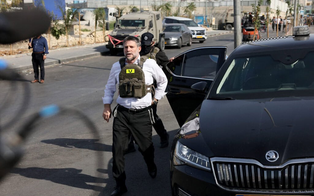 שר האוצר בצלאל סמוטריץ' מבקר בזירת חילופי האש שאירעו מוקדם יותר בין פלסטינים חמושים לכוחות הביטחון, בעקבות תקרית במחסום הצפוני של חברון בגדה המערבית. 23 באוקטובר 2026 (צילום: AHMAD GHARABLI / AFP) שר האוצר בצלאל סמוטריץ' מבקר בזירת חילופי האש שאירעו מוקדם יותר בין פלסטינים חמושים לכוחות הביטחון, בעקבות תקרית במחסום הצפוני של חברון בגדה המערבית. 23 באוקטובר 2026 (צילום: AHMAD GHARABLI / AFP)