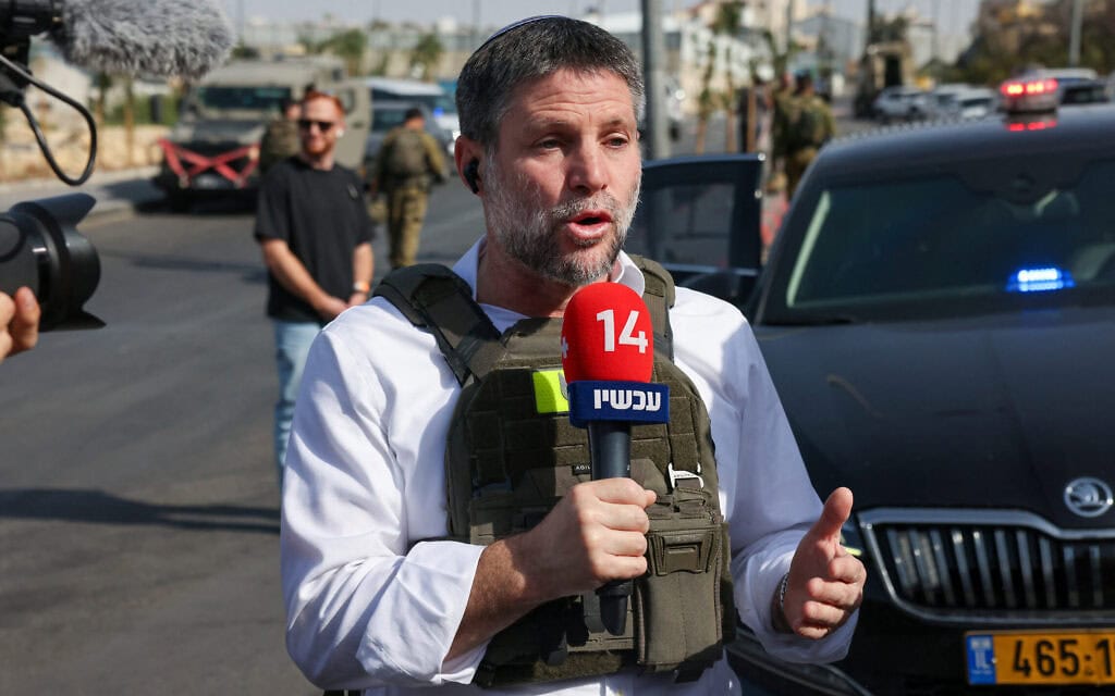 שר האוצר בצלאל סמוטריץ' משוחח עם עיתונאים בעת ביקור בזירת חילופי האש שאירעו מוקדם יותר בין חמושים פלסטינים לכוחות ישראליים, בעקבות תקרית במחסום הצפוני של חברון בגדה המערבית. 23 באוקטובר 2026 (צילום: AHMAD GHARABLI / AFP) שר האוצר בצלאל סמוטריץ' משוחח עם עיתונאים בעת ביקור בזירת חילופי האש שאירעו מוקדם יותר בין חמושים פלסטינים לכוחות ישראליים, בעקבות תקרית במחסום הצפוני של חברון בגדה המערבית. 23 באוקטובר 2026 (צילום: AHMAD GHARABLI / AFP)