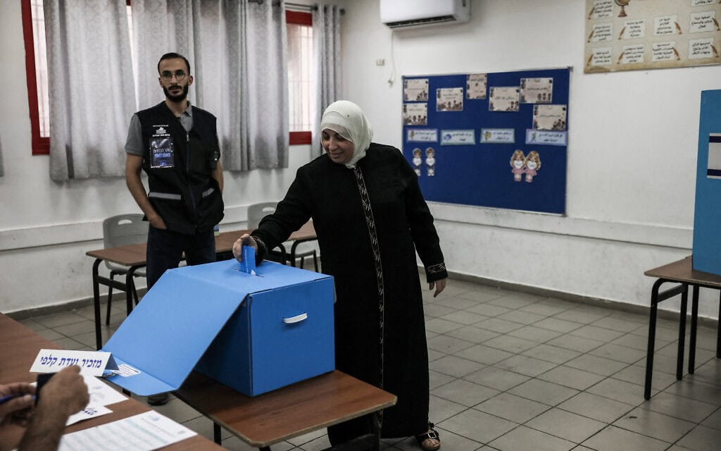 אישה מצביעה בקלפי בירושלים, 27 באוקטובר 2026 (צילום: AHMAD GHARABLI / AFP) אישה מצביעה בקלפי בירושלים, 27 באוקטובר 2026 (צילום: AHMAD GHARABLI / AFP)