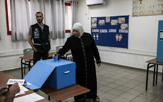 אישה מצביעה בקלפי בירושלים, 27 באוקטובר 2026 (צילום: AHMAD GHARABLI / AFP) אישה מצביעה בקלפי בירושלים, 27 באוקטובר 2026 (צילום: AHMAD GHARABLI / AFP)