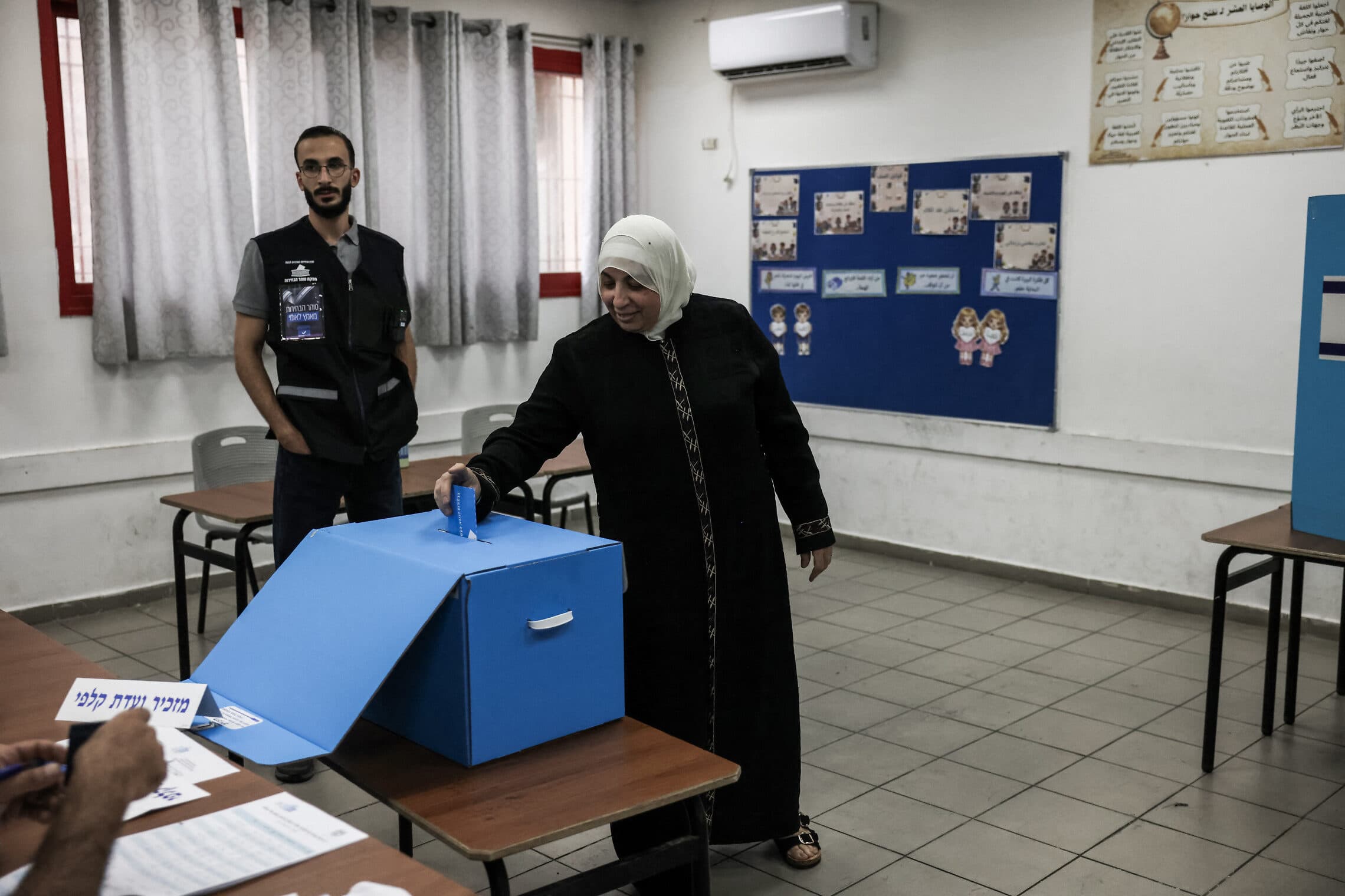 אישה מצביעה בקלפי בירושלים, 27 באוקטובר 2026 (צילום: AHMAD GHARABLI / AFP) אישה מצביעה בקלפי בירושלים, 27 באוקטובר 2026 (צילום: AHMAD GHARABLI / AFP)