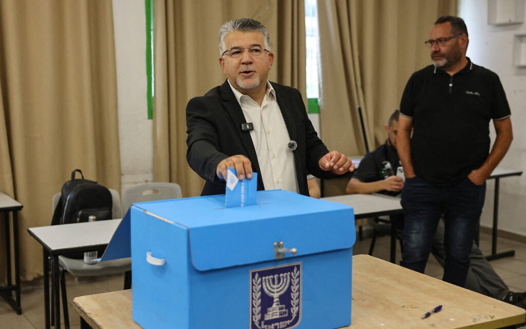 יוסף ג'בארין, מראשי הרשימה המשותפת, מצביע בקלפי באום אל-פחם ביום הבחירות לכנסת. 27 באוקטובר 2026 (צילום: AHMAD GHARABLI / AFP) יוסף ג'בארין, מראשי הרשימה המשותפת, מצביע בקלפי באום אל-פחם ביום הבחירות לכנסת. 27 באוקטובר 2026 (צילום: AHMAD GHARABLI / AFP)