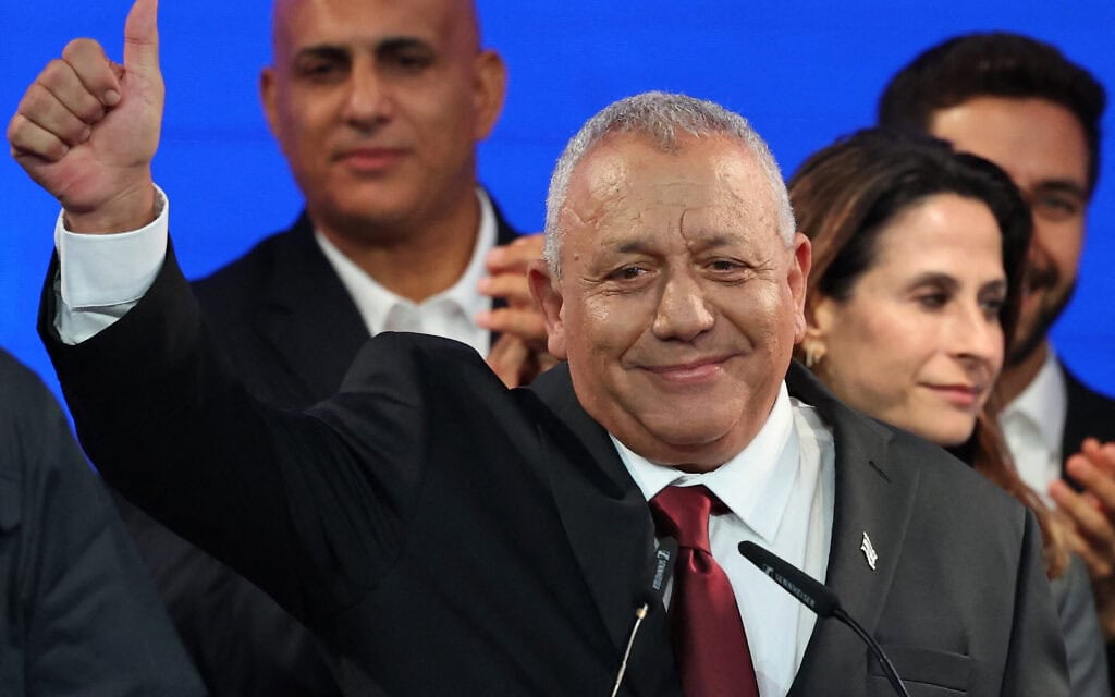 יו"ר מפלגת ישר גדי איזנקוט מסמן לתומכיו במטה הבחירות לאחר פרסום תוצאות מדגמי הבחירות הראשונים, בתל אביב. 28 באוקטובר 2026 (צילום: Jack GUEZ / AFP) יו"ר מפלגת ישר גדי איזנקוט מסמן לתומכיו במטה הבחירות לאחר פרסום תוצאות מדגמי הבחירות הראשונים, בתל אביב. 28 באוקטובר 2026 (צילום: Jack GUEZ / AFP)