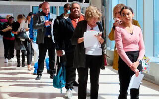 דורשי עבודה עומדים בתור ביריד תעסוקה באתר הנופש והקזינו "אושן" באטלנטיק סיטי, ניו ג'רזי, 11 באפריל 2022 (צילום: AP Photo/Wayne Parry) דורשי עבודה עומדים בתור ביריד תעסוקה באתר הנופש והקזינו "אושן" באטלנטיק סיטי, ניו ג'רזי, 11 באפריל 2022 (צילום: AP Photo/Wayne Parry)