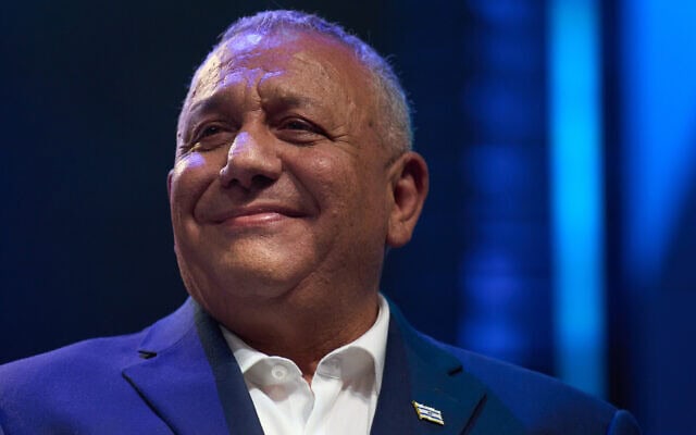 גדי איזנקוט, הרמטכ"ל לשעבר ויו"ר מפלגת המרכז "ישר", נואם במועצה האזורית דרום השרון בהשקת קמפיין הבחירות של מפלגתו. 30 ביוני 2026 (צילום: AP Photo/Ariel Schalit) גדי איזנקוט, הרמטכ"ל לשעבר ויו"ר מפלגת המרכז "ישר", נואם במועצה האזורית דרום השרון בהשקת קמפיין הבחירות של מפלגתו. 30 ביוני 2026 (צילום: AP Photo/Ariel Schalit)