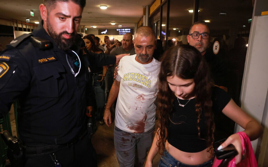הנוסע הישראלי יניב חיון, עם כתמי דם על חולצתו, שהיה על סיפון מטוס פליי דובאי שביצע נחיתת חירום בערב הסעודית, מתקבל בשער הנכנסים בנמל התעופה בן גוריון ליד תל אביב. 30 בספטמבר 2026 (צילום: AP Photo/Tomer Appelbaum) הנוסע הישראלי יניב חיון, עם כתמי דם על חולצתו, שהיה על סיפון מטוס פליי דובאי שביצע נחיתת חירום בערב הסעודית, מתקבל בשער הנכנסים בנמל התעופה בן גוריון ליד תל אביב. 30 בספטמבר 2026 (צילום: AP Photo/Tomer Appelbaum)