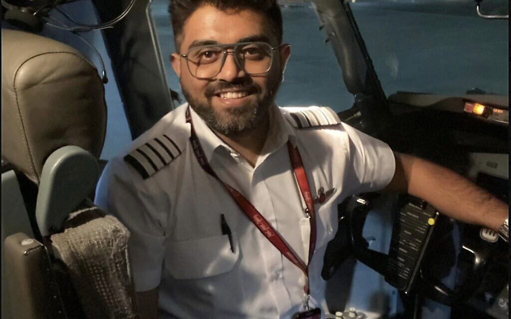 תמונה ללא תאריך שפורסמה ברשתות החברתיות של משרד החוץ הישראלי מראה את הקפטן ההודי סמית מצ'הר בתא הטייס של מטוס במיקום לא ידוע. מצ'הר היה בשליטה על טיסת פליי דובאי שהופנתה לתבוכ בצפון מערב ערב הסעודית לצורך נחיתת חירום. 30 בספטמבר 2026 (צילום: Israel's Foreign Ministry via AP) תמונה ללא תאריך שפורסמה ברשתות החברתיות של משרד החוץ הישראלי מראה את הקפטן ההודי סמית מצ'הר בתא הטייס של מטוס במיקום לא ידוע. מצ'הר היה בשליטה על טיסת פליי דובאי שהופנתה לתבוכ בצפון מערב ערב הסעודית לצורך נחיתת חירום. 30 בספטמבר 2026 (צילום: Israel's Foreign Ministry via AP)